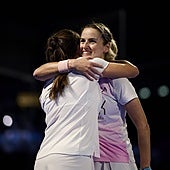Ariana Sánchez y Paula Josemaría se abrazan tras vencer en la final de Kuwait.