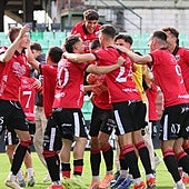 El Mérida celebra uno de sus tantos al Real Madrid Castilla en el Romano.