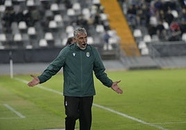 Juan Marrero muestra su descontento con sus jugadores desde la banda del Nuevo Vivero.