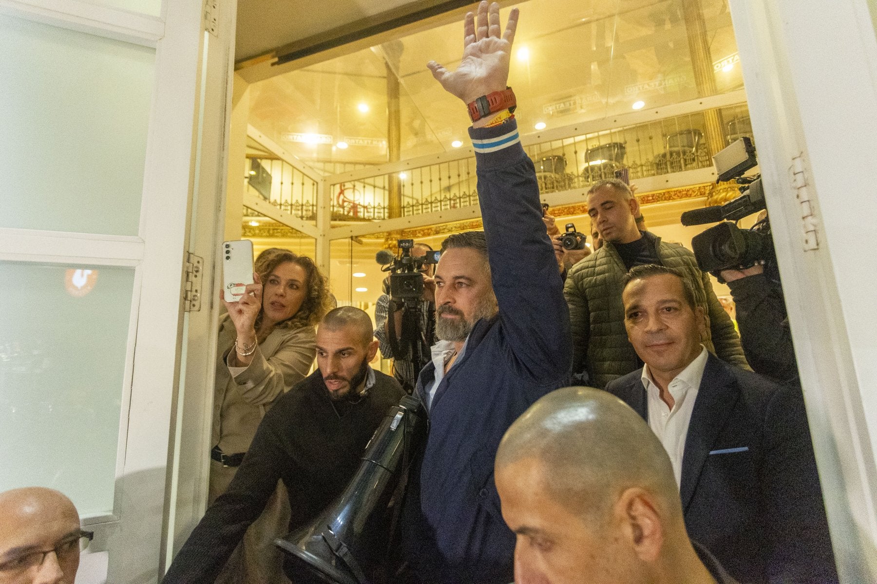 Abascal saluda a la multitud en la puerta del Gran Teatro.
