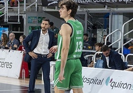 Jacinto Carbajal, contrariado en la zona técnica del Multiusos.