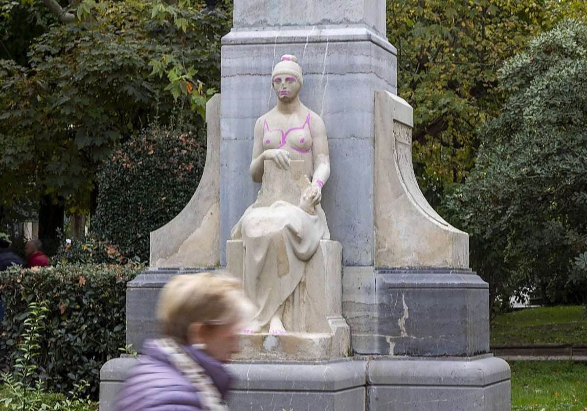 Así está la alegoría de la justicia del grupo escultórico dedicado a Muñoz Chaves, en el Paseo de Cánovas de Cáceres.