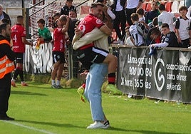 Doncel se abraza con Palomares en el Romano.