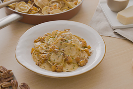 Ravioli de jamón ibérico con salsa de calabaza y nueces