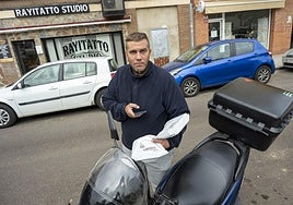 Ismael es uno de los repartidores que trabaja para Israel Núñez y que está dando salida al aluvión de pedidos que quedaron sin repartir.