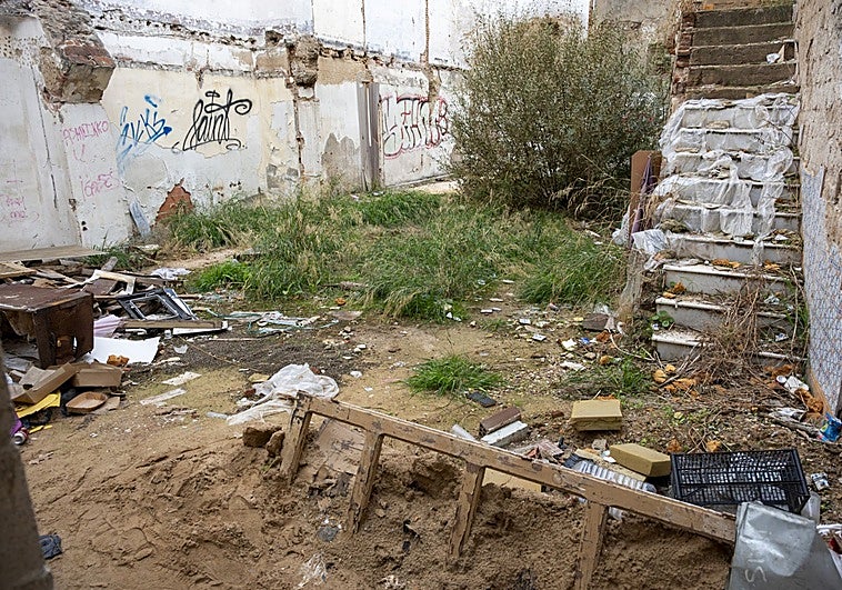 Un solar usado como fumadero a cien metros del Ayuntamiento de Badajoz