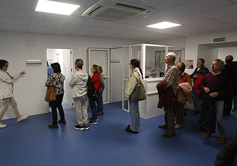 Colas para vacunarse de la covid y la gripe en el primer día sin cita previa en Extremadura