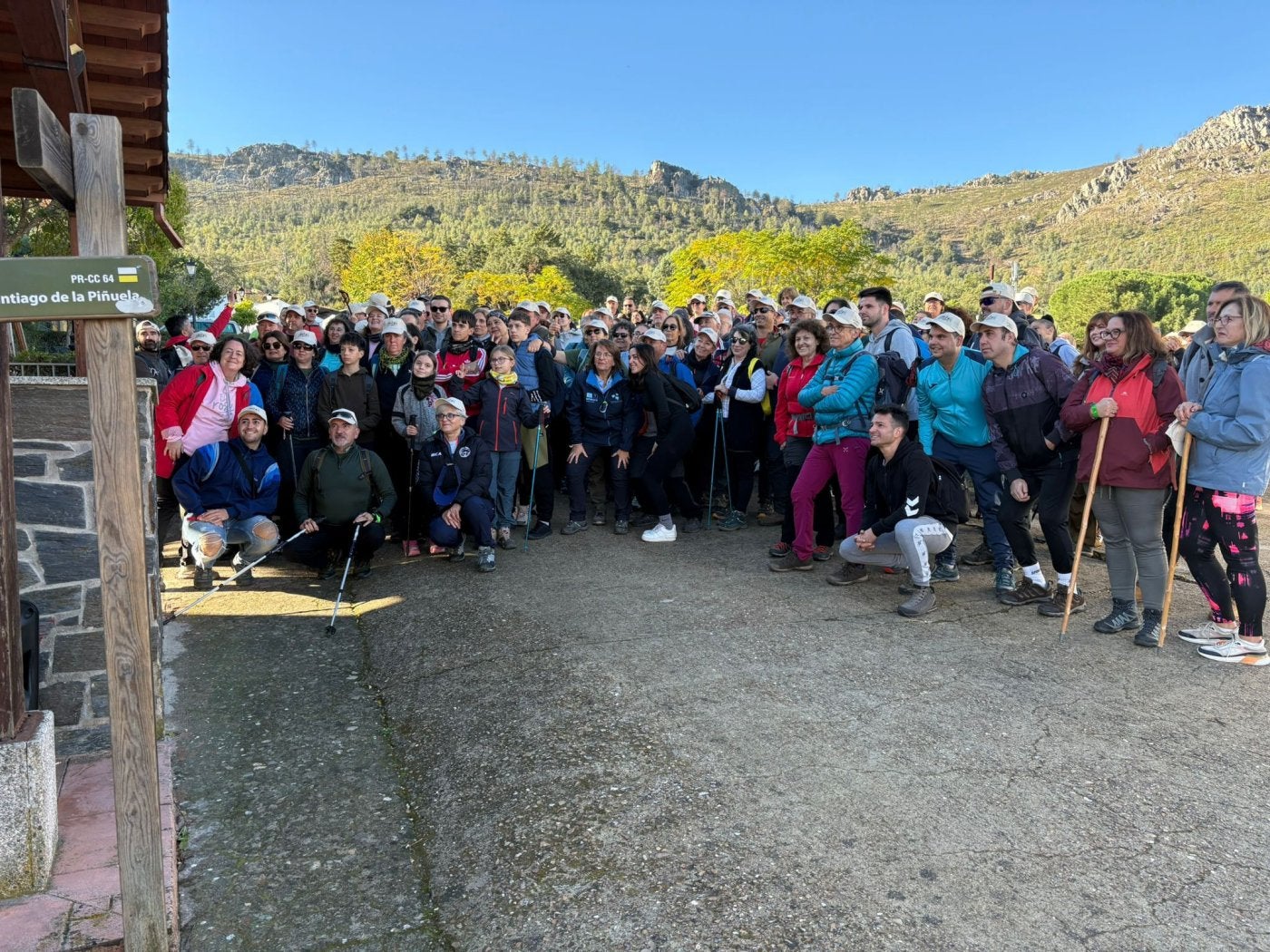 Parte de los participantes en la ruta senderista.