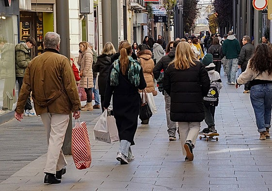 Clientes andan por la calle Menacho de Badajoz en una imagen de archivo