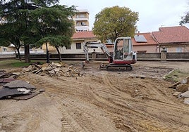 Las máquina excavadora trabajan sobre la zona del antiguo parque infantil.