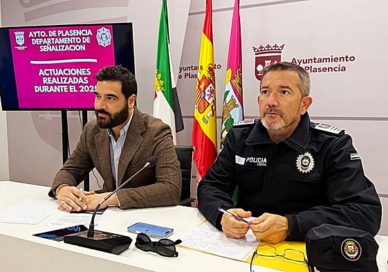 David Dóniga, concejal de Interior, y José Antonio Díaz, inspector de la Policía Local.