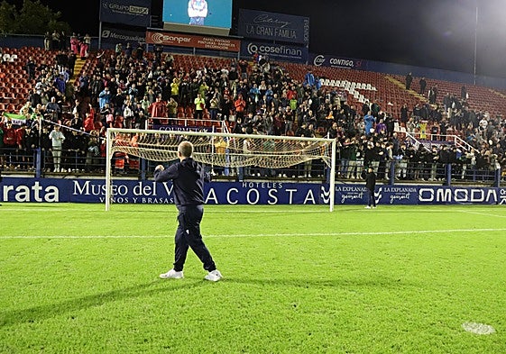 Cisqui saluda a la grada tras la clasificación para la segunda ronda de la Copa del Rey.
