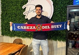 Fidel Caballero posa con la bufanda del Cabeza del Buey el día de su renovación como técnico.