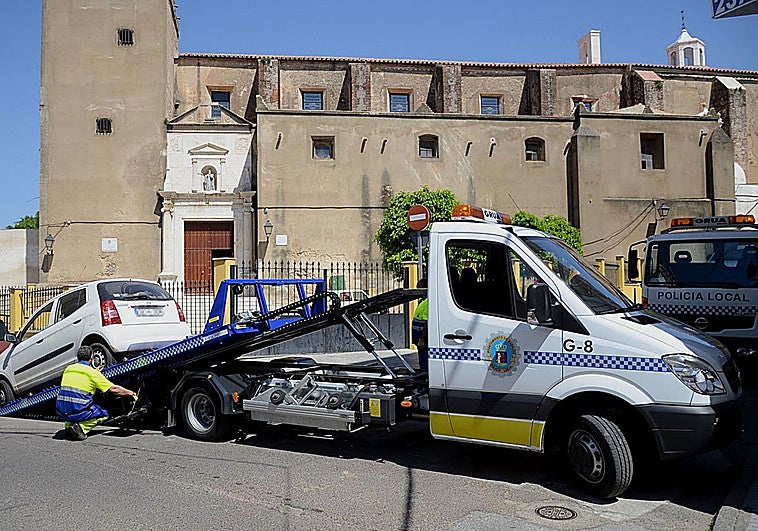 Solo dos empresas optan a gestionar la grúa municipal de Badajoz