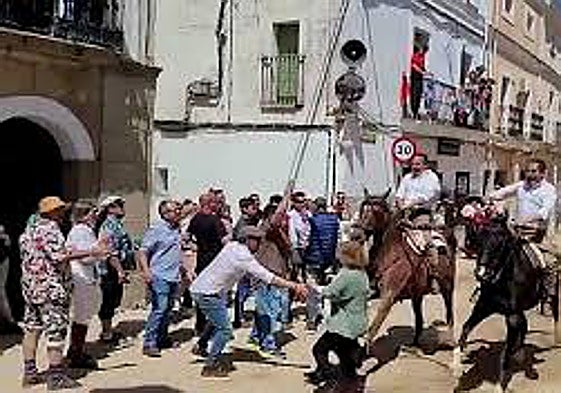 Momento en el que la mujer y su nieta cruzaron la Corredera instantes antes de que les arrollaran los caballos.