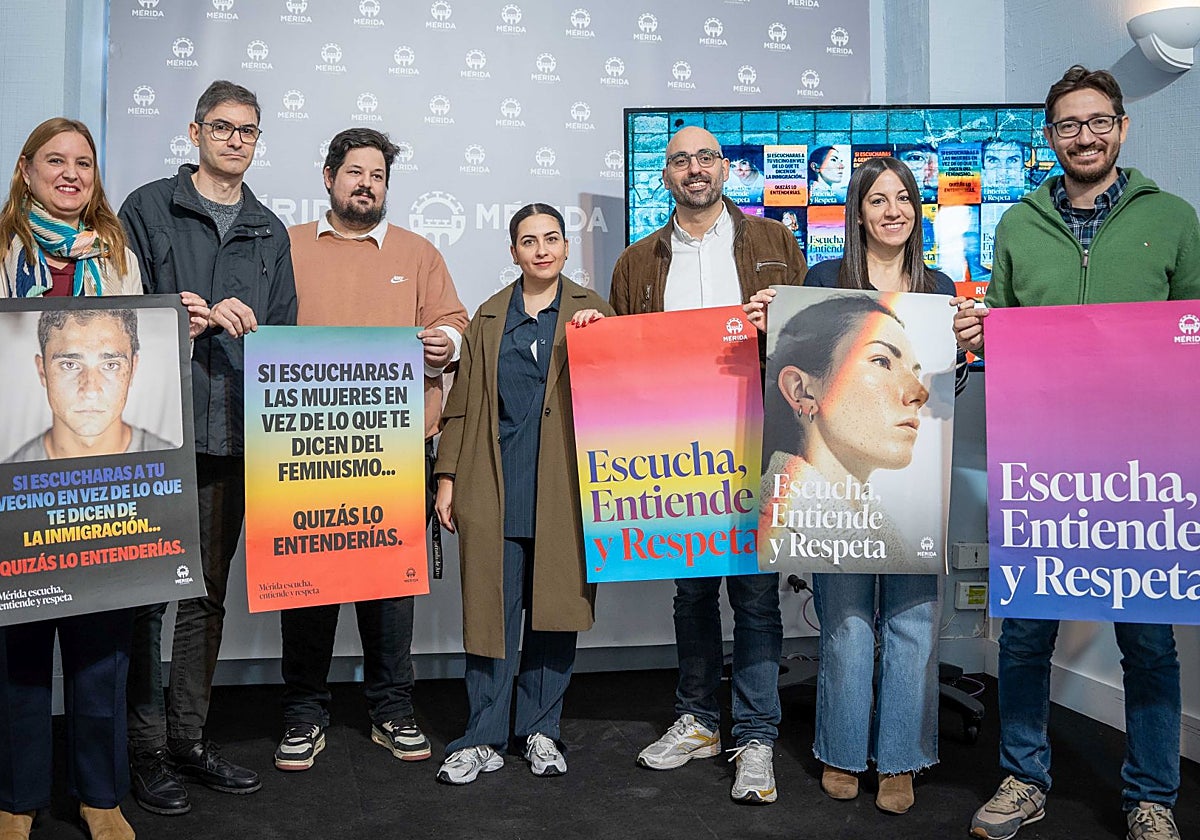 El delegado de Migraciones, José Ángel Calle, con los creadores de la campaña y docentes.