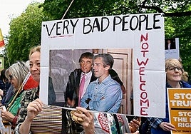 Una protesta contra Donald Trump en Escocia con pancartas que recuerdan su amistad con el pederasta Jeffrey Epstein.