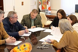 Firma de la adquisición en el Ayuntamiento.