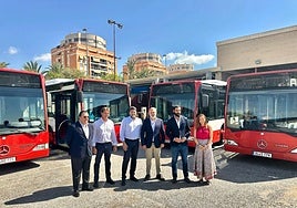 Pizarro y Dóniga, en la cesión de los autobuses de Alicante el pasado año.