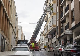 Actuación de los bomberos por desprendimientos en una fachada junto a la Biblioteca Pública de Cáceres.