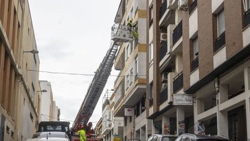 Los bomberos intervienen en un edificio situado junto la Biblioteca Pública de Cáceres por desprendimientos.