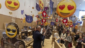 El artista Thomas Hirschhorn presentó este jueves su nueva exposición el el Helga, en la que 'Fake it, Fake it – till you Fake it' es su obra más sorprendente.