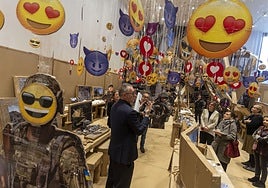 El artista Thomas Hirschhorn presentó este jueves su nueva exposición el el Helga, en la que 'Fake it, Fake it – till you Fake it' es su obra más sorprendente.