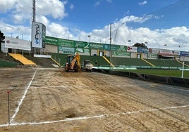 Maquinaria trabajando en las obras de la nueva grada del Príncipe Felipe.