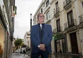 José Alberto Hidalgo es quien ha propiciado que vuelva la logia Pax Augusta, en la imagen ante a un símbolo masón que hay en una fachada de la calle Menacho.