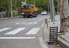 Imbornales levantados en la calle Ronda de los Eméritos.