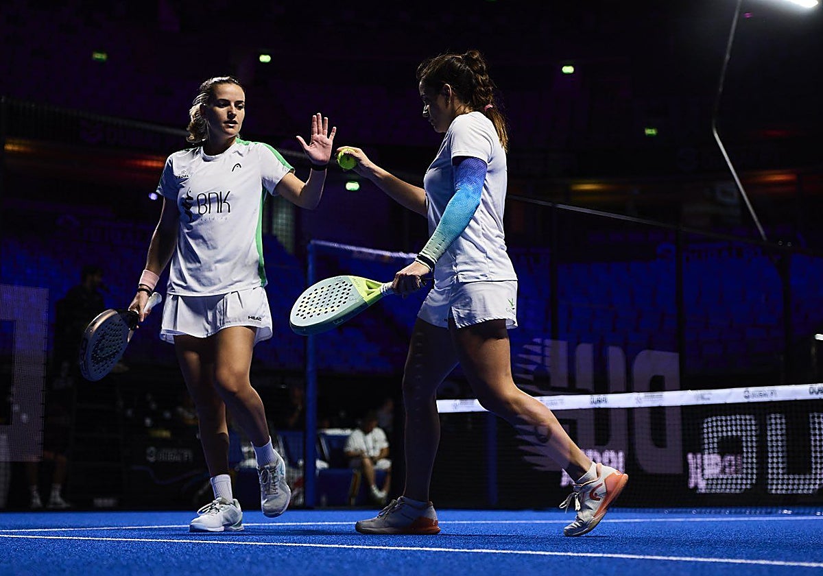 Ariana Sánchez y Paula Josemaría en su partido de octavos en Dubái.