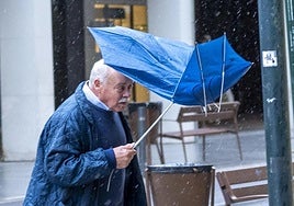 El viento y la lluvia han complicado transitar por Badajoz en algunos momentos del día.