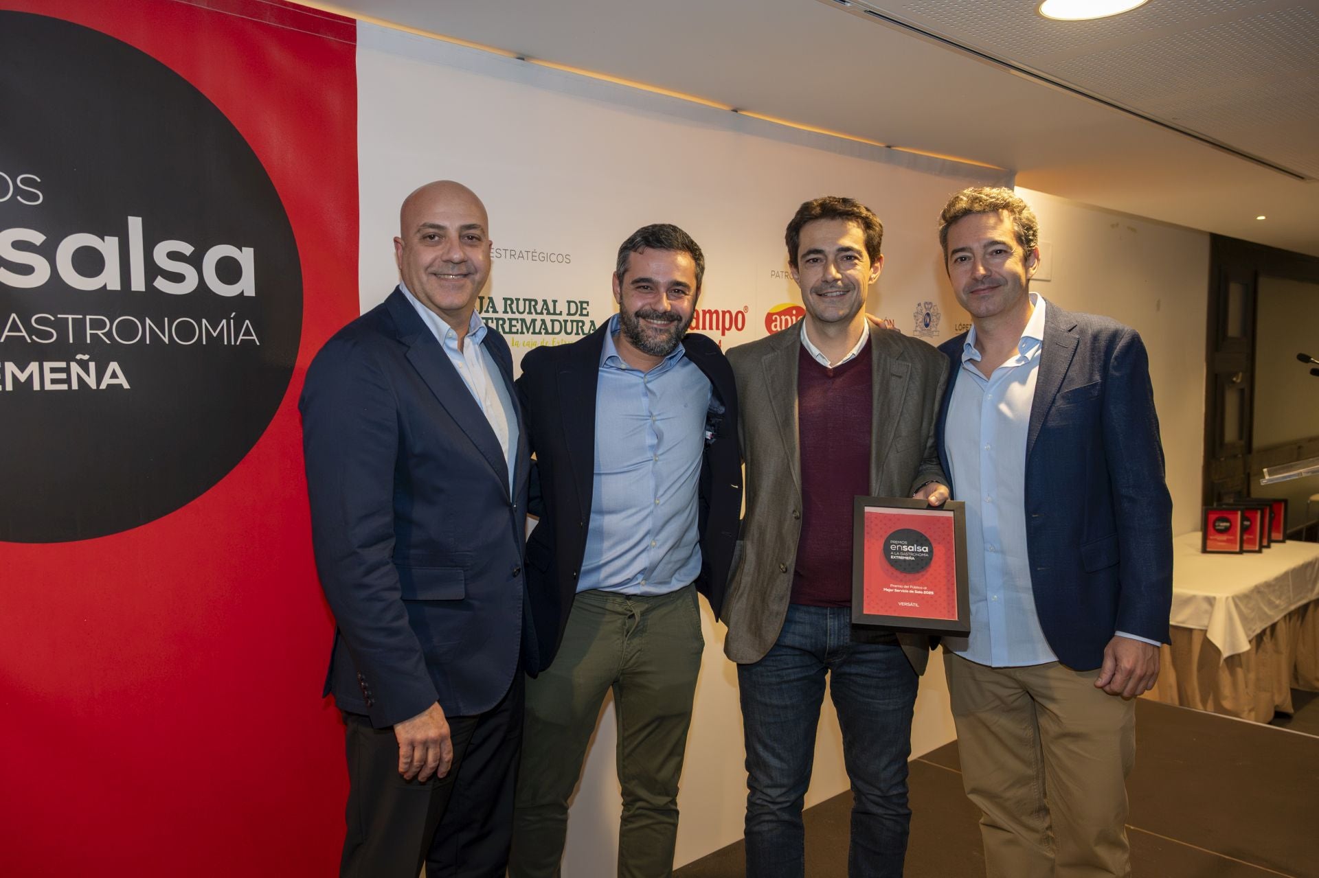 Juan José Guerrero de Apis con los dueños de Versátil. 