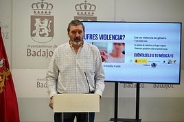 El concejal Juancho Pérez presentó ayer la campaña con motivo del 25N en el Ayuntamiento.