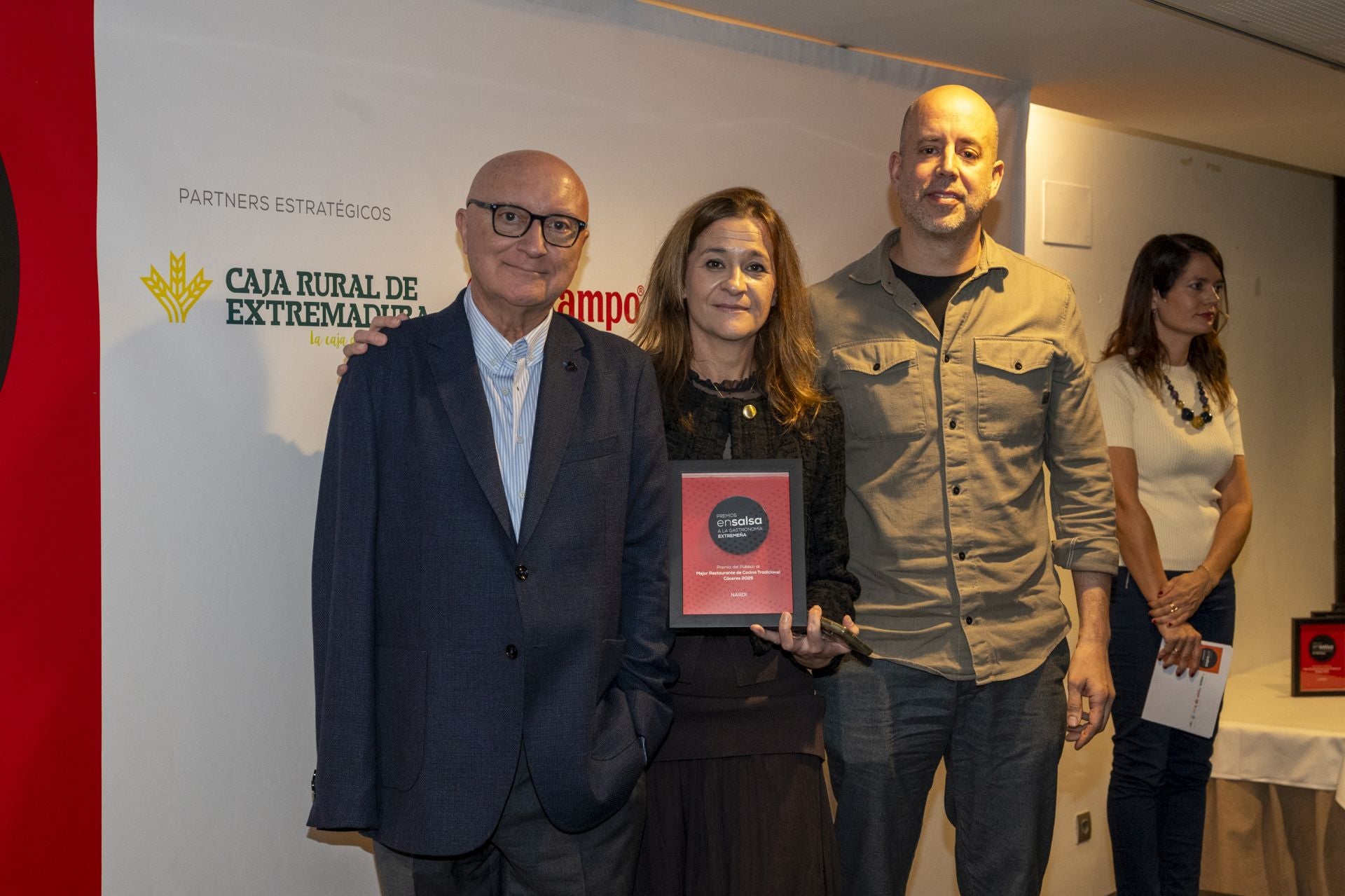 Vega Serrano y José M. Sánchez con el premio de Nardi. 