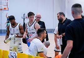 Pablo Cuevas se dirige a sus jugadores durante un partido del BCB.