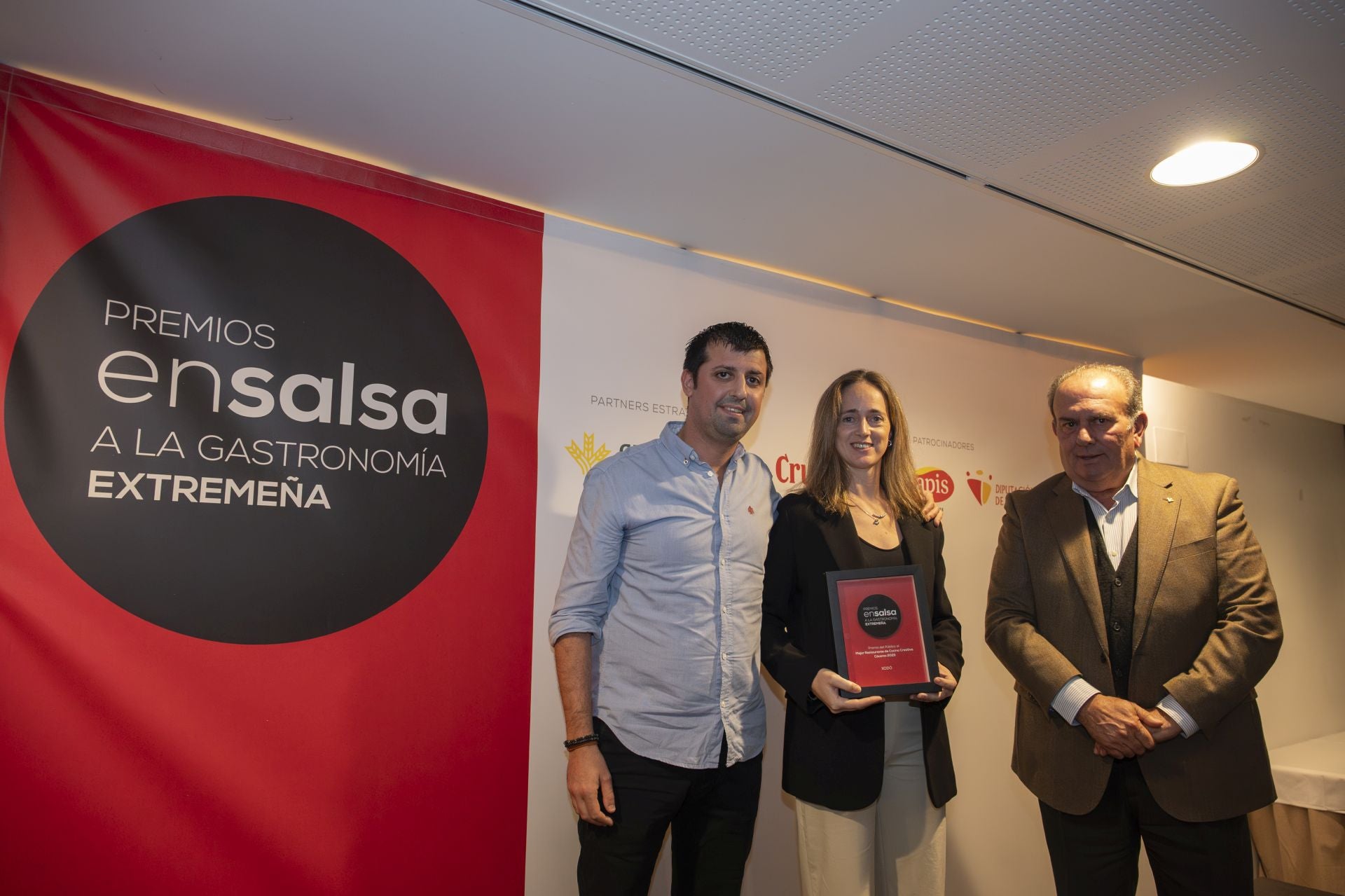 XoDó recibió el premio de manos de Urbano Caballo. 