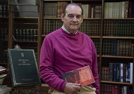 Aurelio Fernández, con su libro 'Corrieron regueros de sangre', en la biblioteca de la Asamblea de Extremadura.