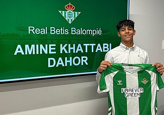 Amine Dahor, en la firma de su nuevo contrato con el Betis.