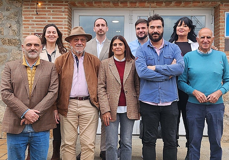 Foto de familia del acto inaugural de la asociación celebrado en Plasencia.