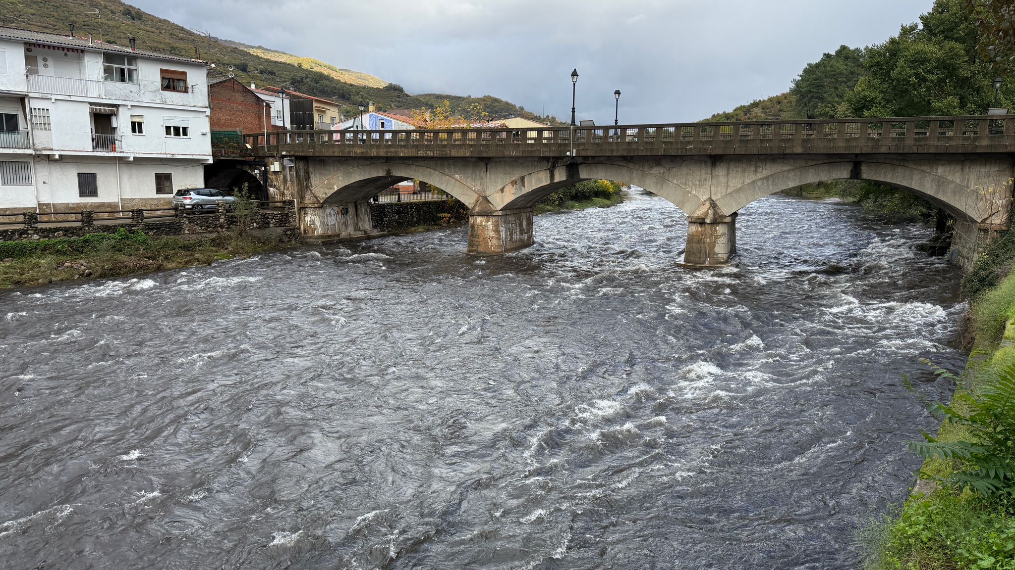 El Valle del Jerte al filo del agua gris Image