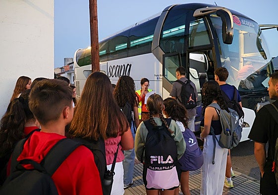Alumnos de la ESO y Bachillerato se disponen a coger el transporte escolar.