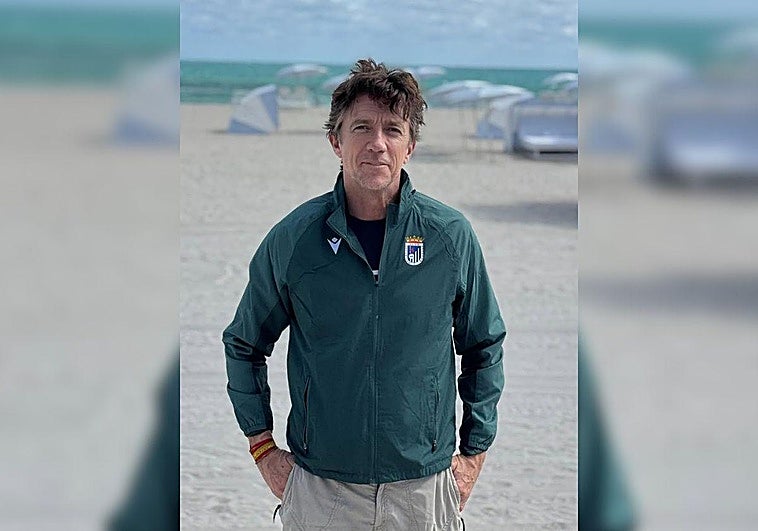 Colate presume del escudo del CD Badajoz en Miami