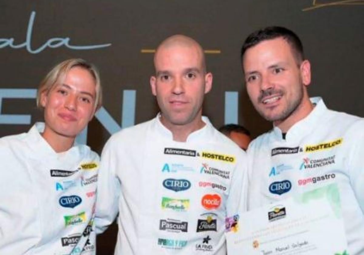 El extremeño Juanma Salgado, a la derecha, junto a Roger Julián y Paula Gutiérrez.