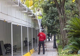 Instalación de las casetas para actividades recreativas en el parque Gloria Fuertes.