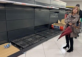 Un supermercado de Plasencia se queda sin abastecimiento de agua mineral.