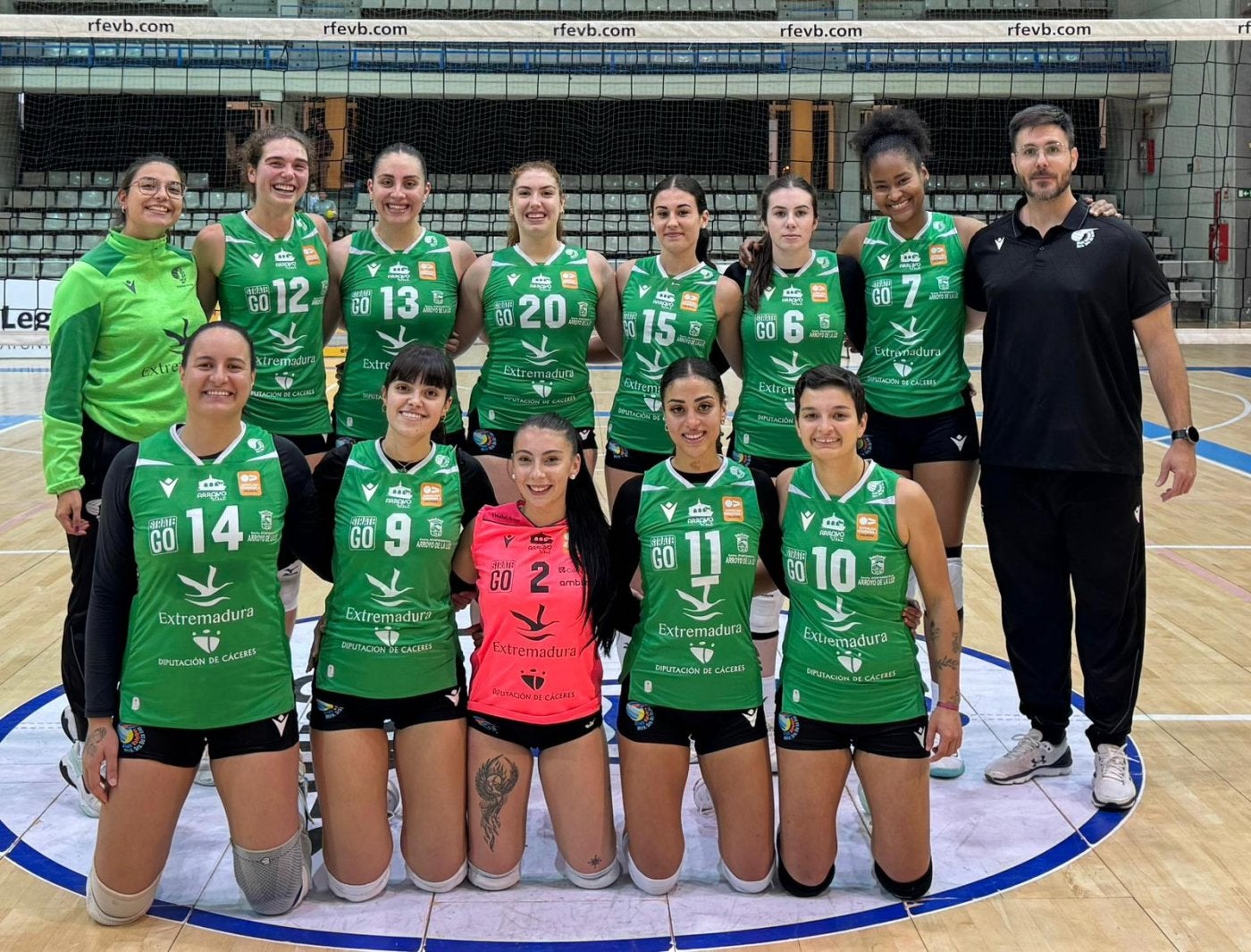 Las jugadoras del Arroyo en la pista del Leganés.
