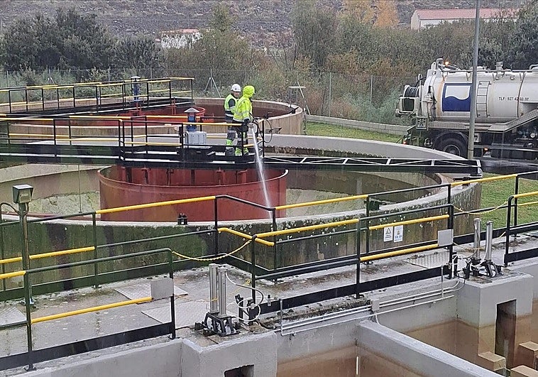 El agua de Plasencia vuelve a ser apta para consumo tras superar la contaminación por las cenizas de los incendios
