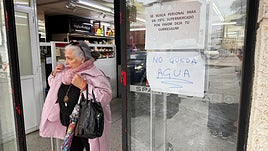 Cartel de «no queda agua» en el Spar del barrio del Pilar, abierto este domingo.