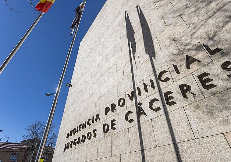 Condenado a 14 meses de prisión por robar productos ibéricos en un supermercado de Plasencia